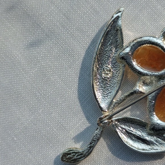 SFJ Floral Brooch With faux Amber cabs And Silver Color 1970 - Picture 4 of 9